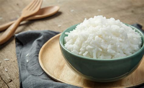 De rice - rice noun volume_up US /raɪs/ • volume_up UK /rʌɪs/ (uncountable) arroz (masculine) brown/white rice arroz integral/blanco rice-growing area zona arrocera (feminine) (before noun) [crop/grower] de arroz [dish/cake] de arroz Monolingual examples The vegan diet does not allow any animal products at all, only fruits, vegetables, grains, rice and pulses. …